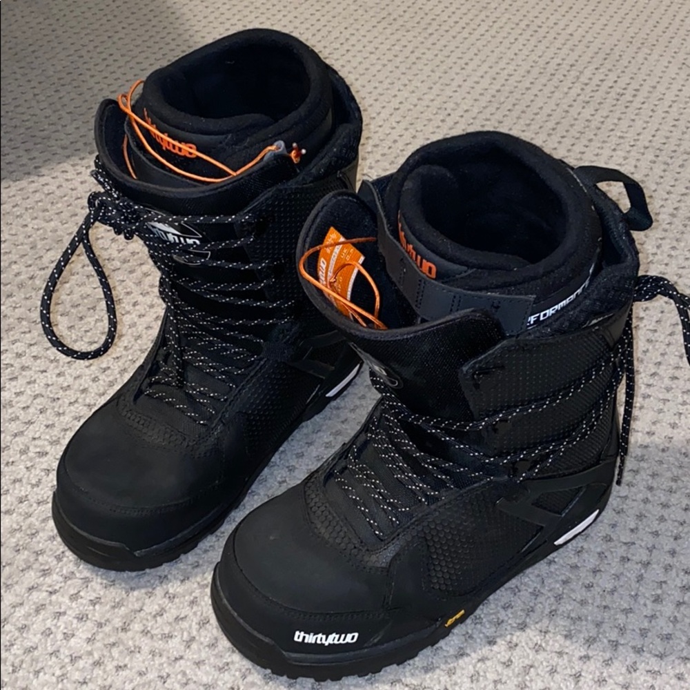 Thirty two snowboard boots